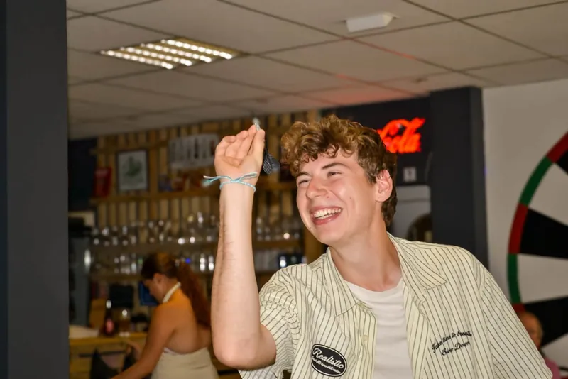 Un jeune joueur lève le poing pour fêter un beau coup