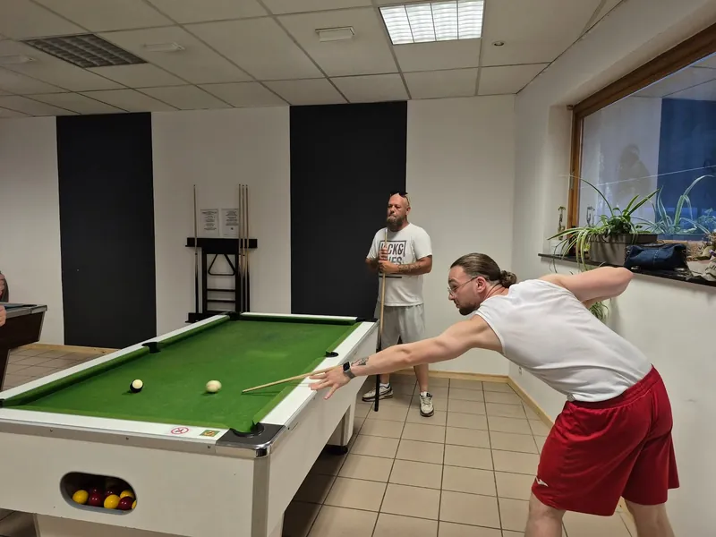Un joueur s'allonge sur la table pour jouer un coup difficile