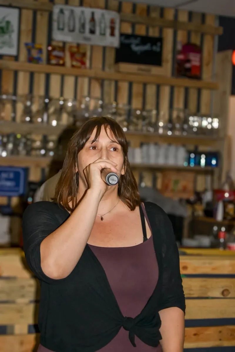 Une chanteuse au micro devant le bar